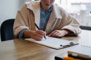 Femme remplissant un document.